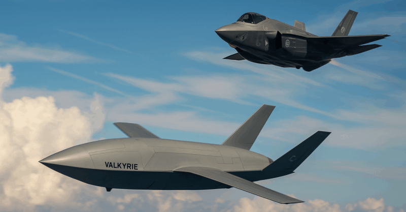 un avion de lupta si o drona militara zburand impreuna