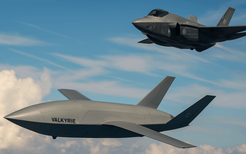 un avion de lupta si o drona militara zburand impreuna