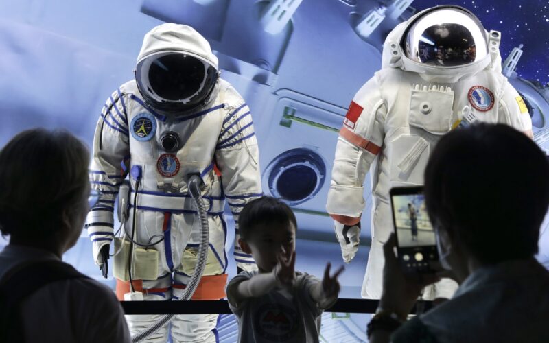 Costume spațiale China