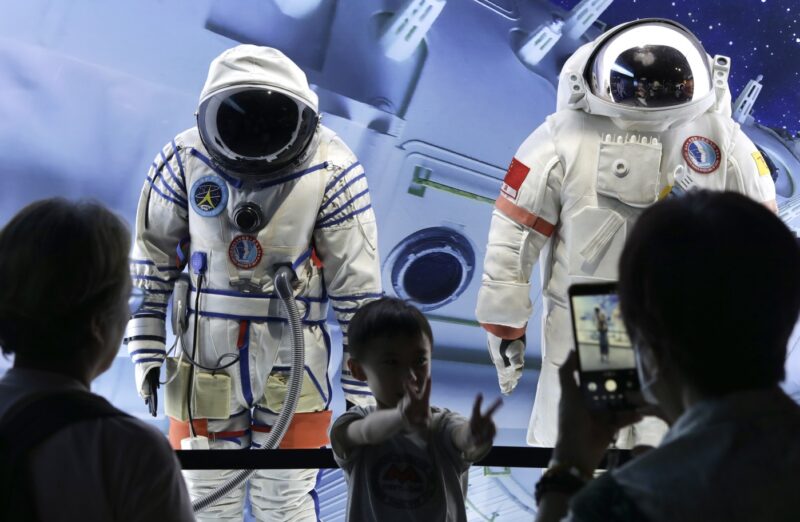 Costume spațiale China