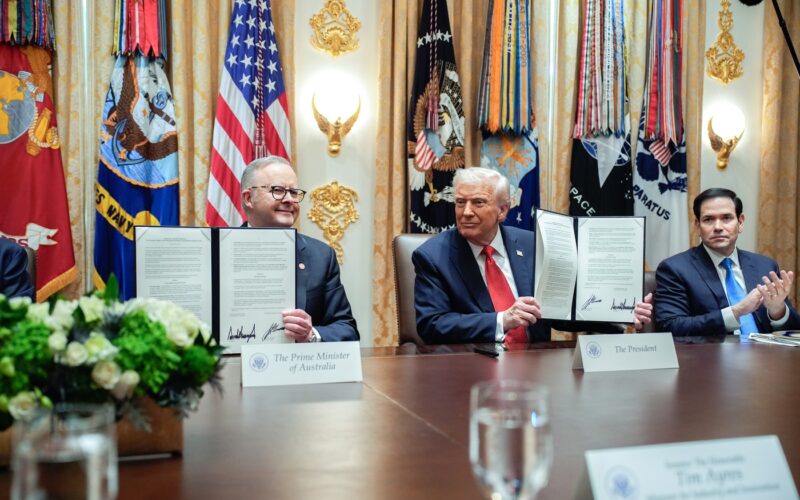 Donald Trump prezintî acordul pentru minerale rare alături de premierul australian Anthony Albanese