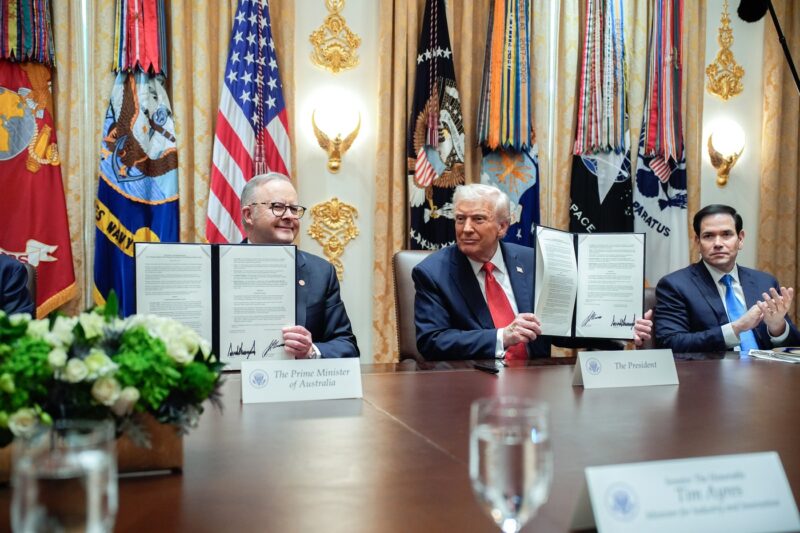 Donald Trump prezintî acordul pentru minerale rare alături de premierul australian Anthony Albanese