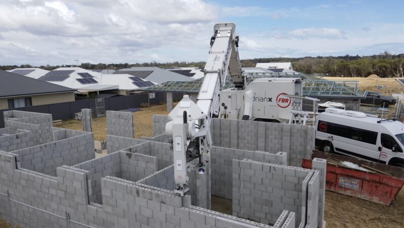 Robotul construcotr australian Hadrian