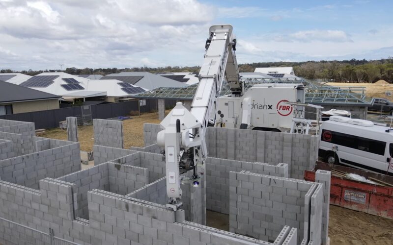 Robotul construcotr australian Hadrian