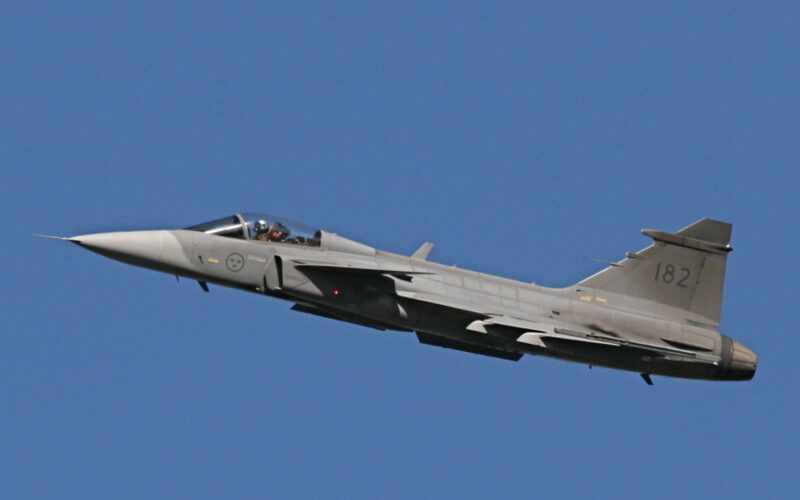 avion jas gripen in zbor