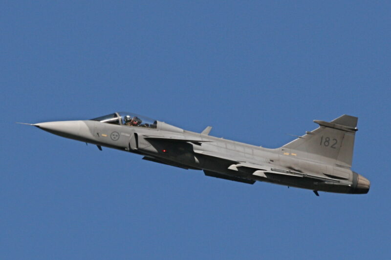 avion jas gripen in zbor