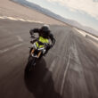 motocicleta triumph galbena pe cirucit moto