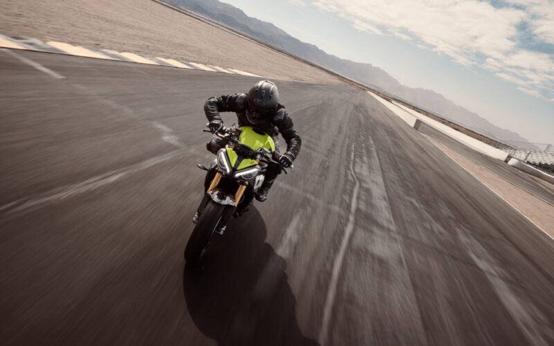 motocicleta triumph galbena pe cirucit moto