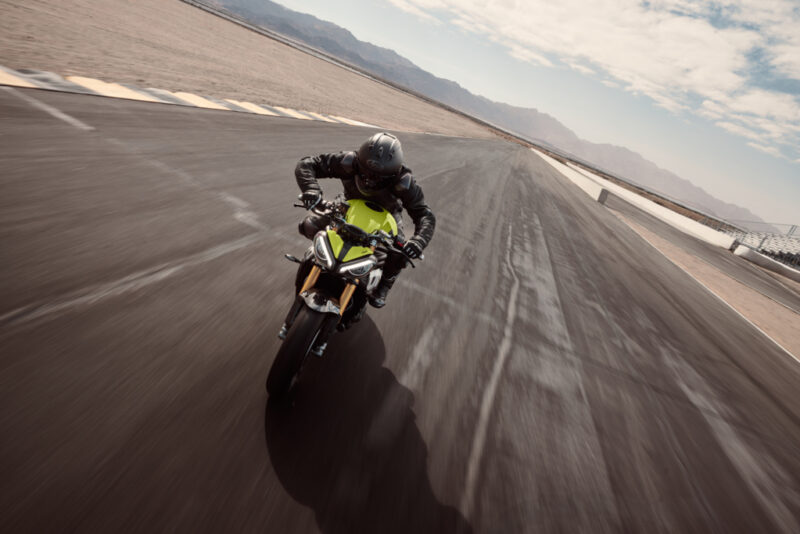 motocicleta triumph galbena pe cirucit moto