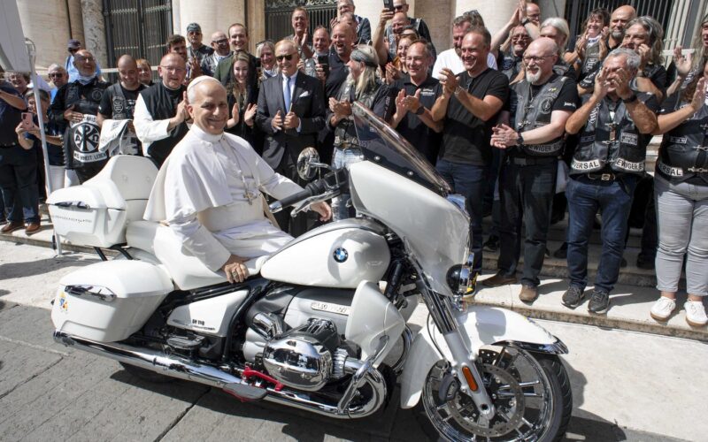 papa Leon pe un BMW R 18 Transcontinental