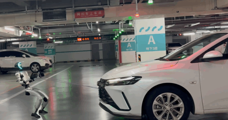 Robotul Unitree G1 tractează un automobil