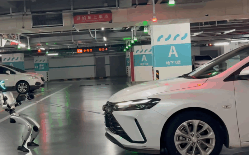 Robotul Unitree G1 tractează un automobil