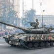 Tanc ucrainean T-64BV la o paradă în Kiev organizată în 2021