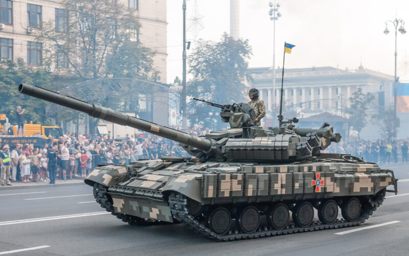 Tanc ucrainean T-64BV la o paradă în Kiev organizată în 2021