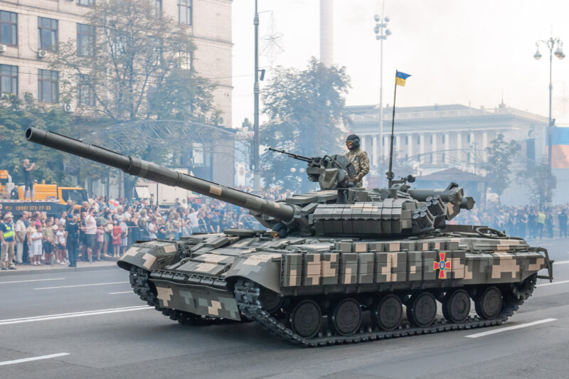 Tanc ucrainean T-64BV la o paradă în Kiev organizată în 2021