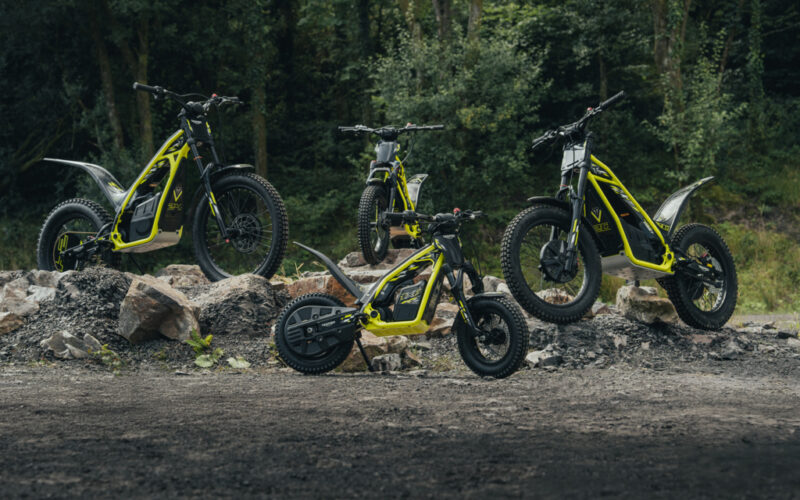 minimotociclete electrice fotografiate la marginea unei paduri