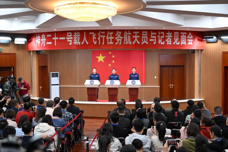 Grupul de taikonauți care va ajunge pe Stația Spațială Tiangong