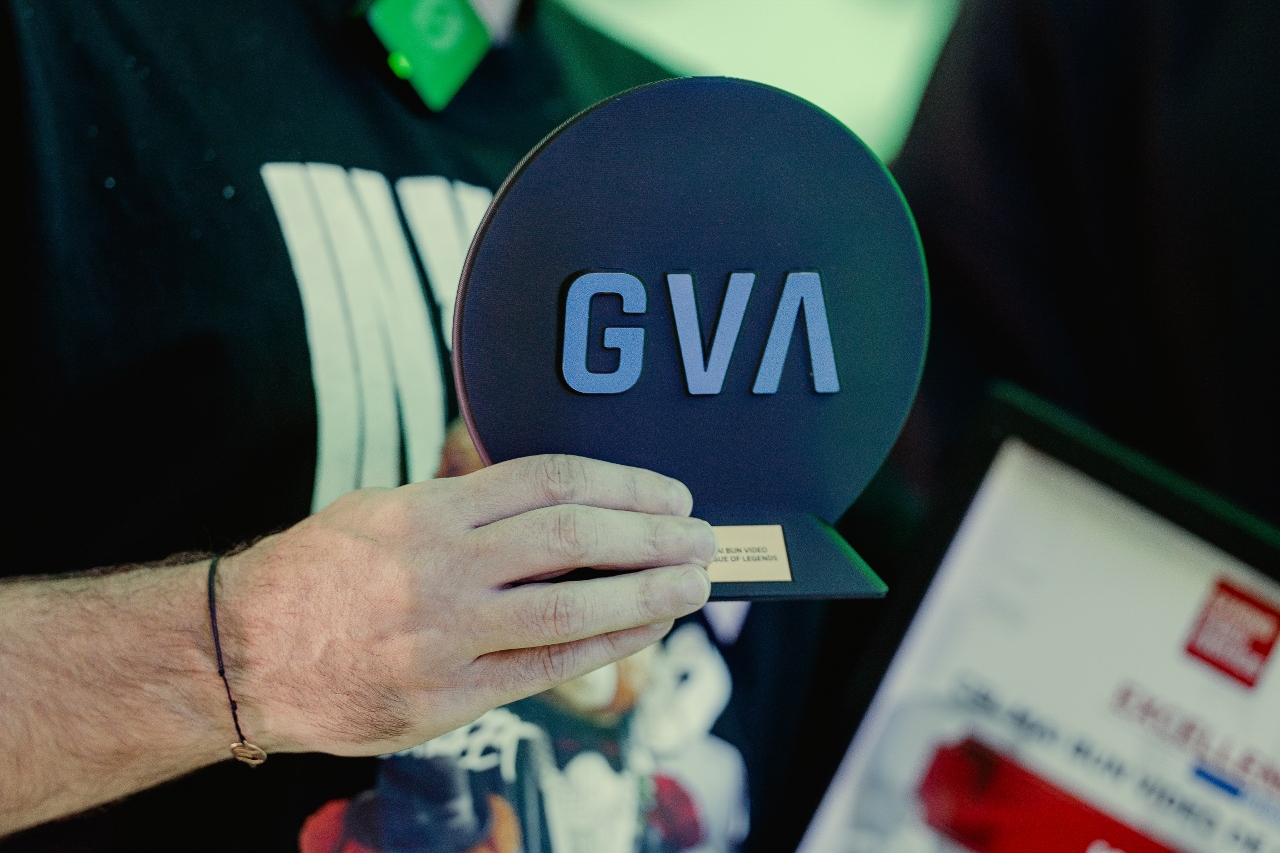 Un trofeu tinut in mana