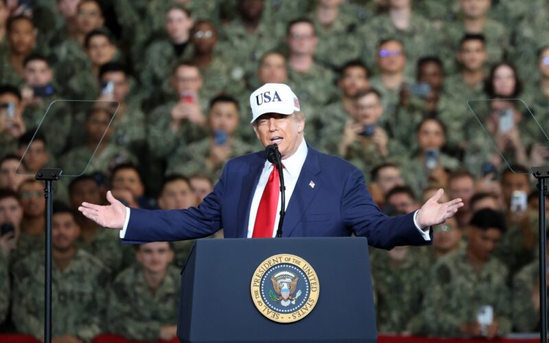 Donald Trump în timpul vizitei în Japonia