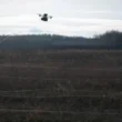Ucraina instalează bariere rotative din sârmă ghimpată pentru a contracara dronele cu fibră optică