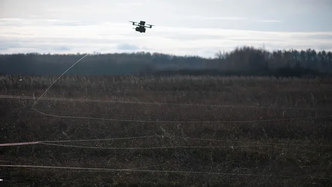 Ucraina instalează bariere rotative din sârmă ghimpată pentru a contracara dronele cu fibră optică