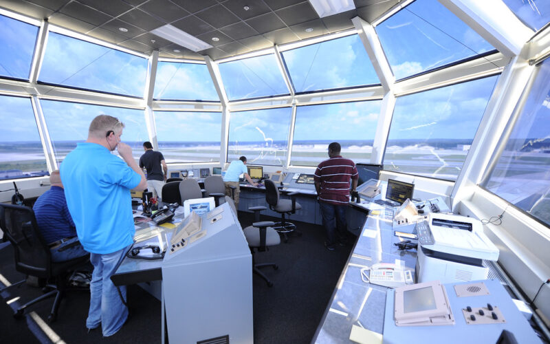controlori de trafic aerian in turn, dirijand avioane