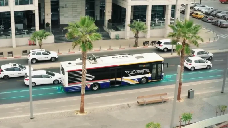 o imagine cu un autobuz care merge pe un sector de autostrada cu posibilitate de incarcare a masinilor electrice