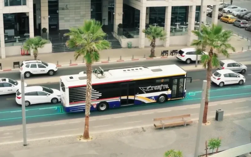 o imagine cu un autobuz care merge pe un sector de autostrada cu posibilitate de incarcare a masinilor electrice