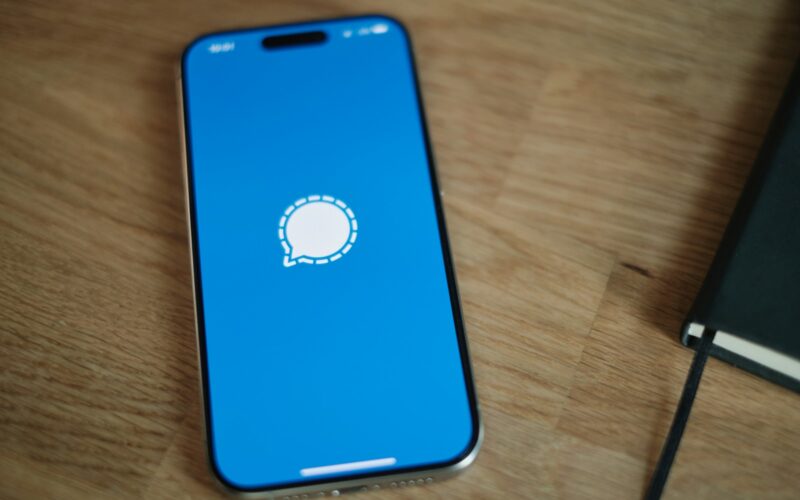 Un atac de phishing vizează utilizatorii Signal cu mesaje false de asistență cu scopul deturnării conturilor