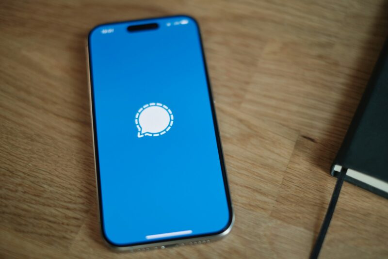 Un atac de phishing vizează utilizatorii Signal cu mesaje false de asistență cu scopul deturnării conturilor