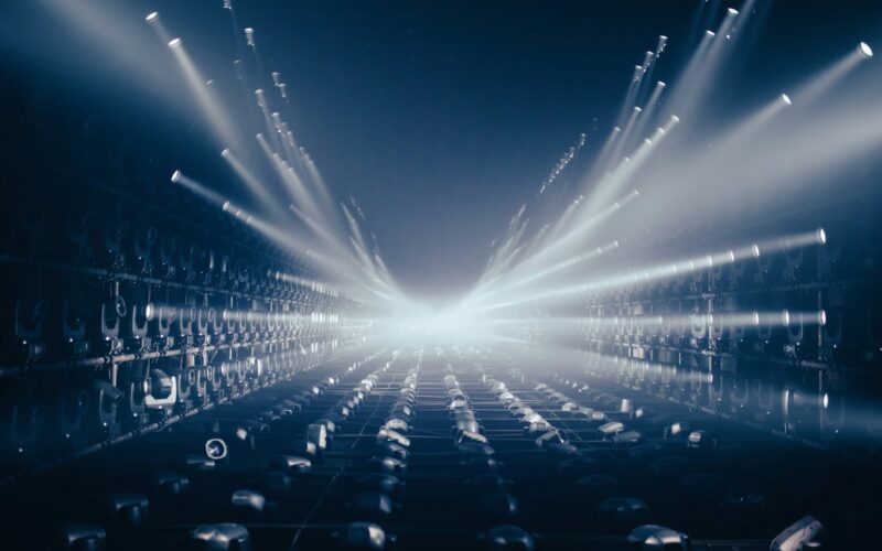 a dark room filled with lots of bright lights