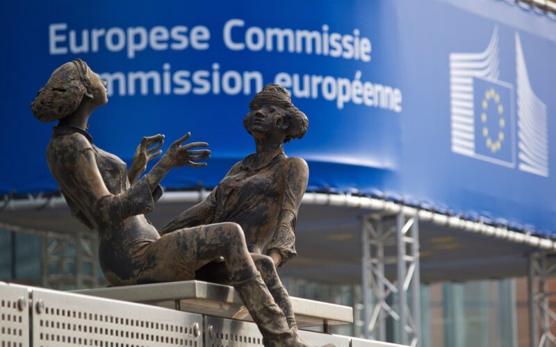 statui langa un sediu al comisiei europene