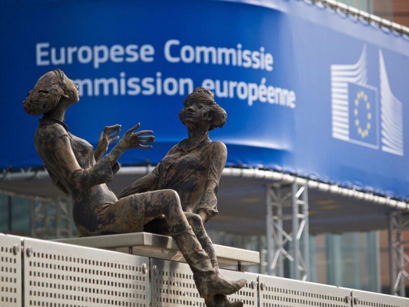 statui langa un sediu al comisiei europene