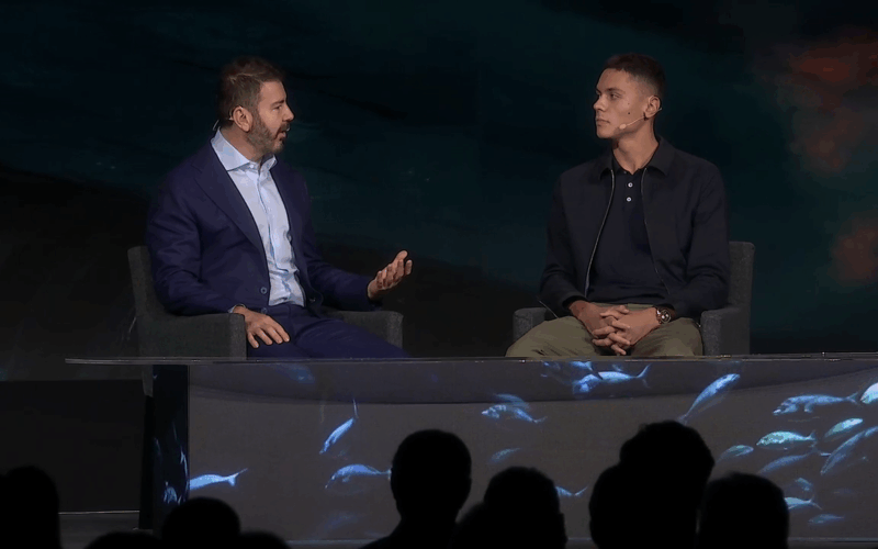 Daniel Dines, fondatorul Uitapth si campionul olimpic David Popovici discutand pe o scena