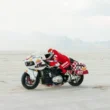 motocicleta de culoare alb sotie surprinza in viteza