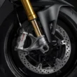 etrier brembo montat radial pe roata fata a motocicleta