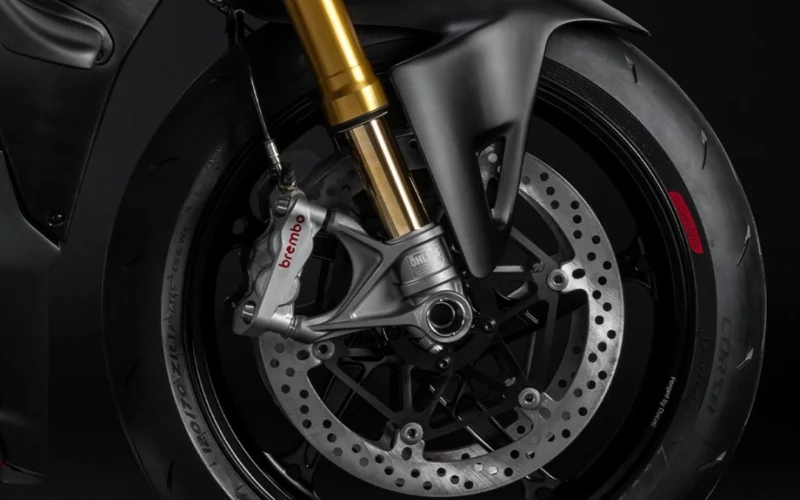 etrier brembo montat radial pe roata fata a motocicleta