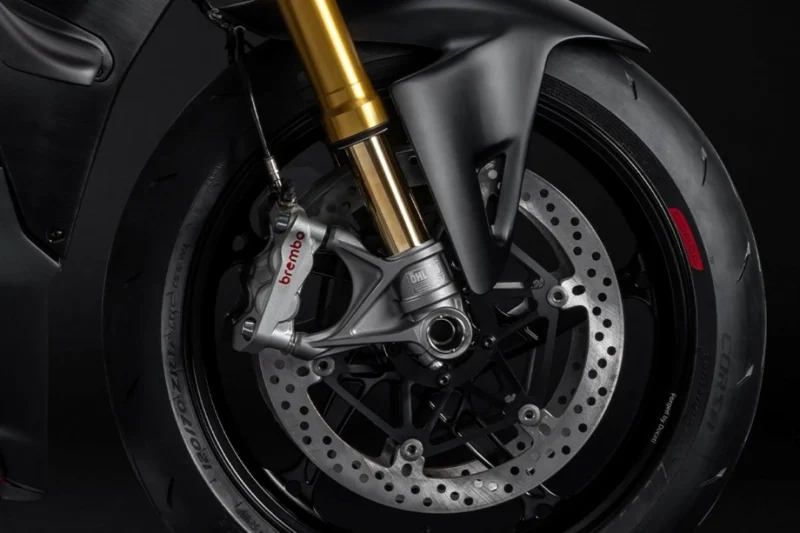 etrier brembo montat radial pe roata fata a motocicleta