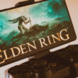 jocul Elden Ring pe un ecran atasat la o maneta de gaming