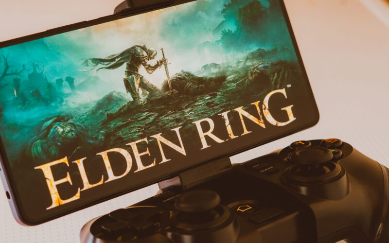 jocul Elden Ring pe un ecran atasat la o maneta de gaming