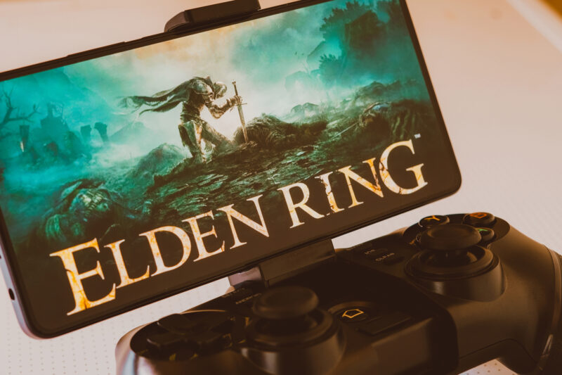 jocul Elden Ring pe un ecran atasat la o maneta de gaming