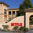 logo-ul Netflix pe gardul unei case