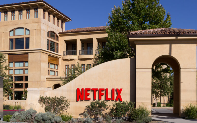 logo-ul Netflix pe gardul unei case