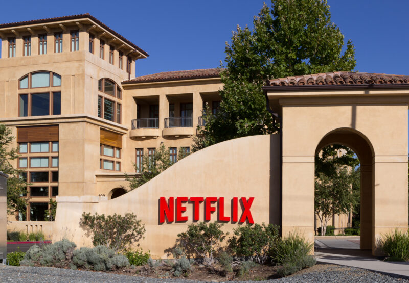 logo-ul Netflix pe gardul unei case