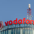 logo-ul vodafone pe o cladire