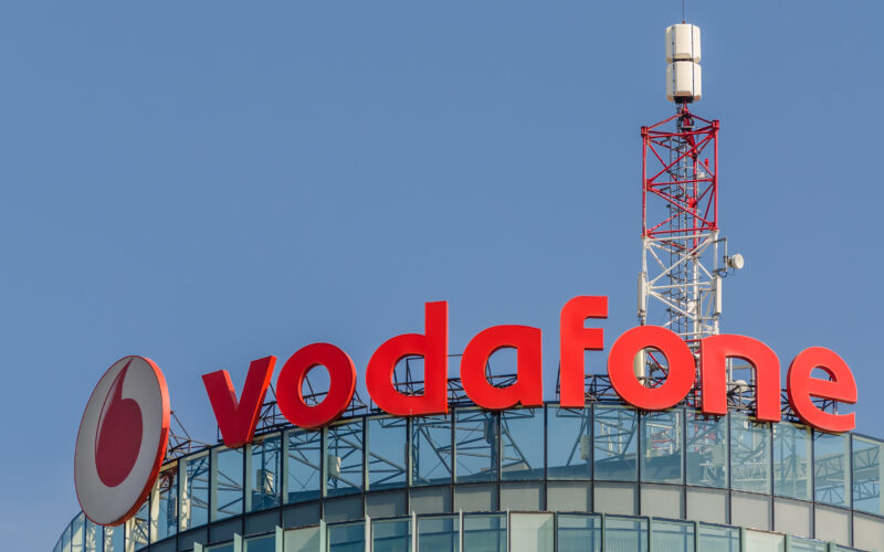 logo-ul vodafone pe o cladire