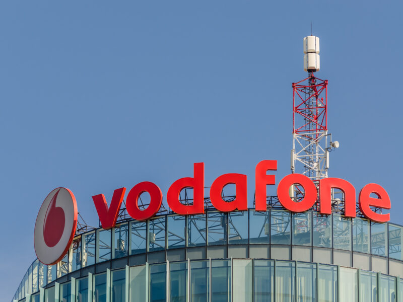 logo-ul vodafone pe o cladire