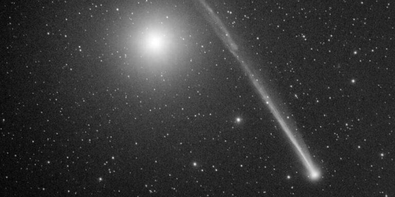 cometa C/2025 R2 (SWAN)