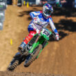 motociclist de motocross pe o motocicleta verde surprins pe traseu de triatlon