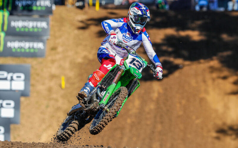 motociclist de motocross pe o motocicleta verde surprins pe traseu de triatlon